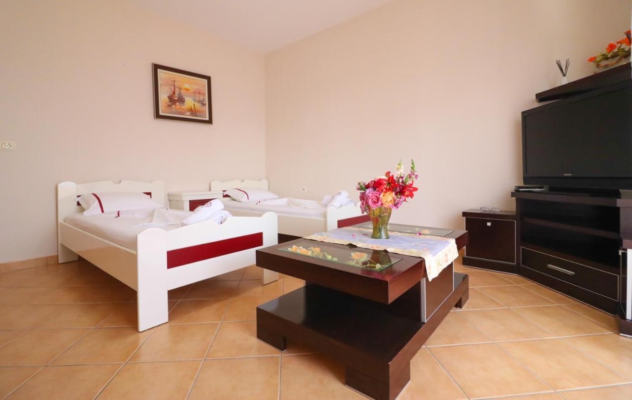 Apartments Vila Roboci ซารานเดอ ภายนอก รูปภาพ